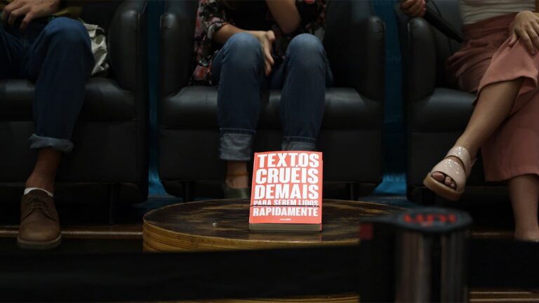 Textos cruéis demais para serem lidos rapidamente, do coletivo TCD Textos cruéis demais para serem lidos rapidamente, do coletivo TCD